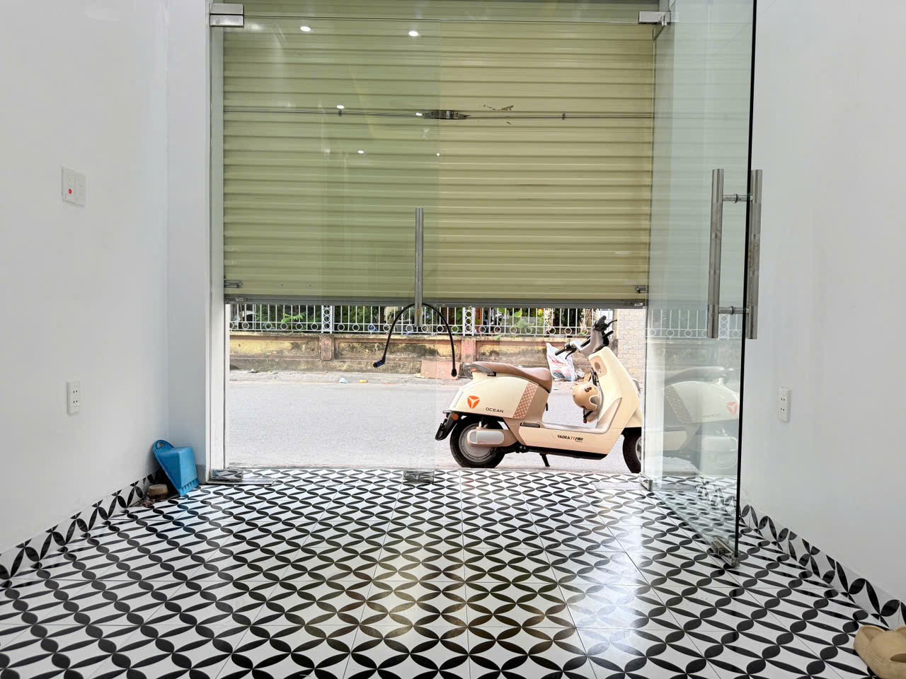 Bán nhà mặt đường Vũ Chí Thắng, 3 tầng giá chỉ hơn 3 tỷ xíu