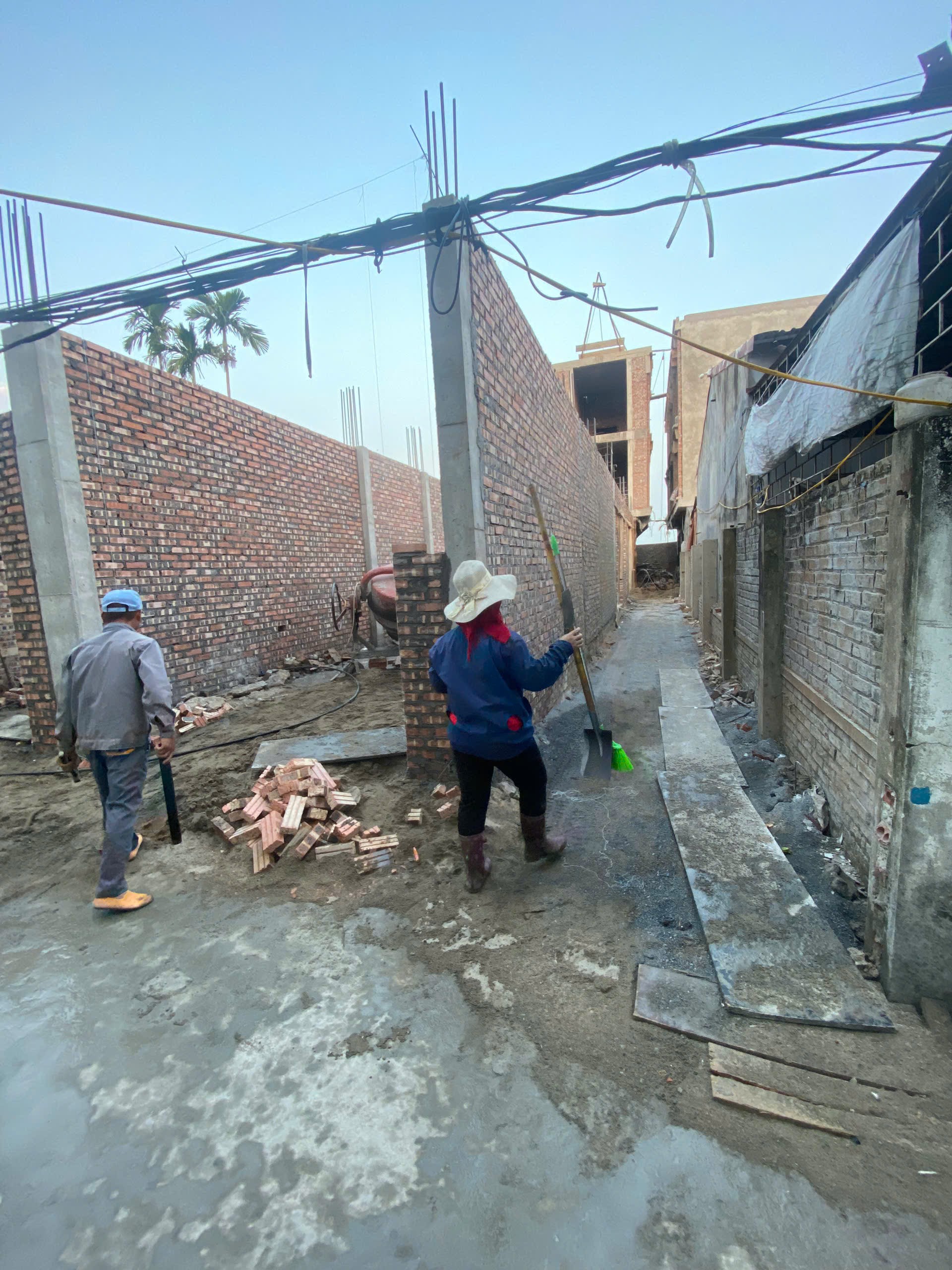 bán dãy nhà 3 căn xây mới đang hoàn thiện, ở 347 Trần Nhân Tông