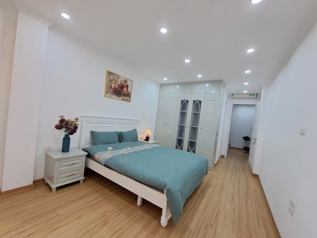 Nhà phố Lạc Long Quân, Cầu Giấy 37m² giá 13,8 tỷ - Vị trí đắc địa, tiềm năng sinh lời!