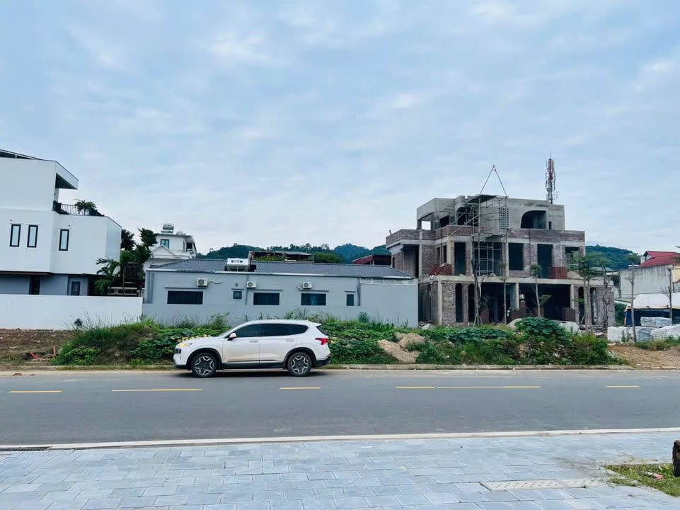 Đất cho thuê mặt tiền đường bờ kè sông Hồng 21m - Kinh doanh đắc địa!