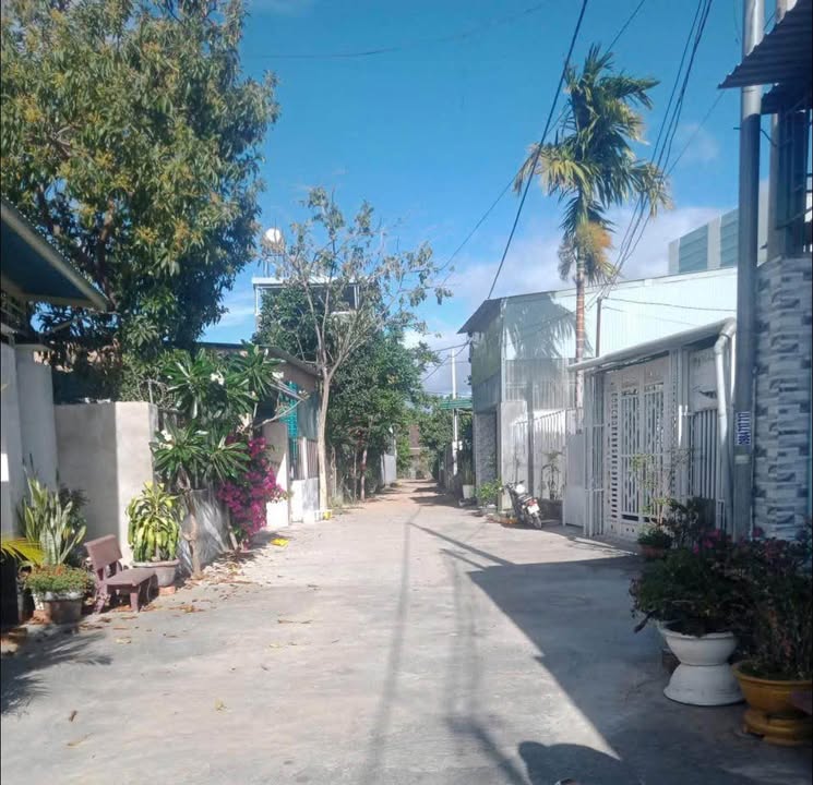 Nhà hẻm Bùi Đạt, Thắng Lợi, Kon Tum 260m² giá 1.1 tỷ - Sẵn sàng vào ở!