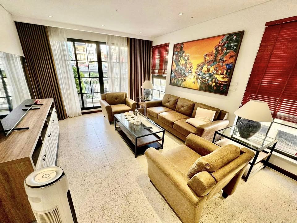 Nhà Hồng Tiến, Quận Hai Bà Trưng, 102m² giá 33.1 tỷ - Lô góc thoáng đãng!