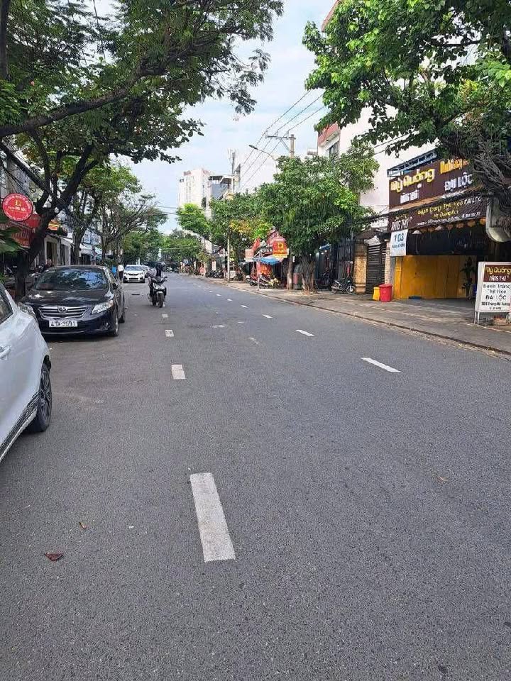 Bán nhà 3 tầng mặt tiền Trưng Nữ Vương, Hải Châu, Đà Nẵng - Tiện nghi đầy đủ, cách cầu Rồng chỉ vài phút!