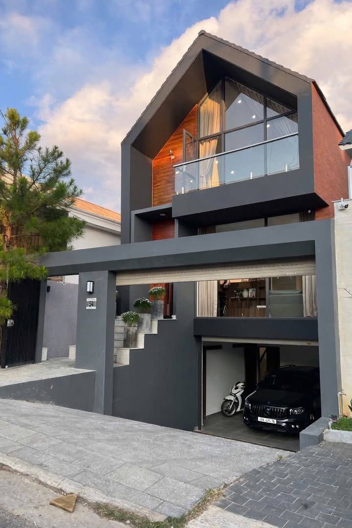 Nhà Mặt Tiền Đường Lý Nam Đế, Đà Lạt 200m² giá 18.5 tỷ - Thiết kế hiện đại, sẵn sàng ở ngay!