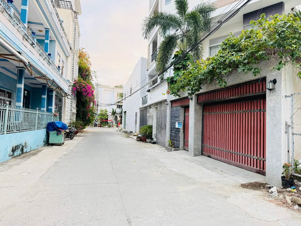 Đất nền Vĩnh Hoà Nha Trang 111.1m² giá 5.75 tỷ - Đối diện công viên xanh mát!