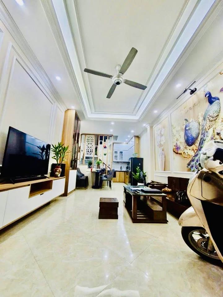 Nhà Lĩnh Nam 42m² giá thỏa thuận - Xe đỗ ngay cửa, nội thất đầy đủ!