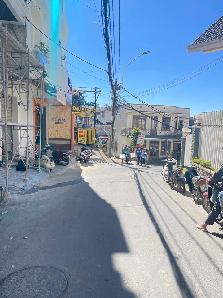 Nhà mặt tiền đường Nguyễn Thị Nghĩa, Đà Lạt 50m² giá 5.8 tỷ - Vị trí cực đẹp, kinh doanh thuận lợi!