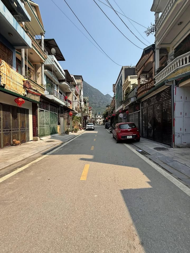 Nhà 3 tầng Phường Minh Khai 84m² giá 3 tỷ - Gần chợ, trường học và bệnh viện!