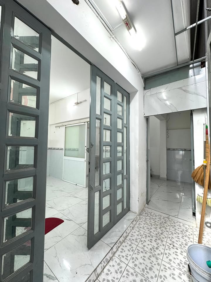 Nhà phố Quận 5 26m² giá 2 tỷ - Gần mặt tiền thuận lợi!