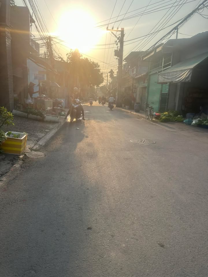 Nhà xưởng mặt tiền Lê Thị Út, Dĩ An 500m² giá 11.5 tỷ - Cần bán gấp!