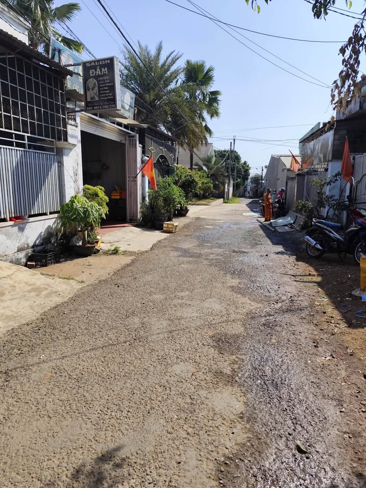 Nhà riêng Hẻm 42 Âu Cơ, Pleiku 119m² giá 1.2 tỷ - Khu dân trí cao, tiện ích đầy đủ!