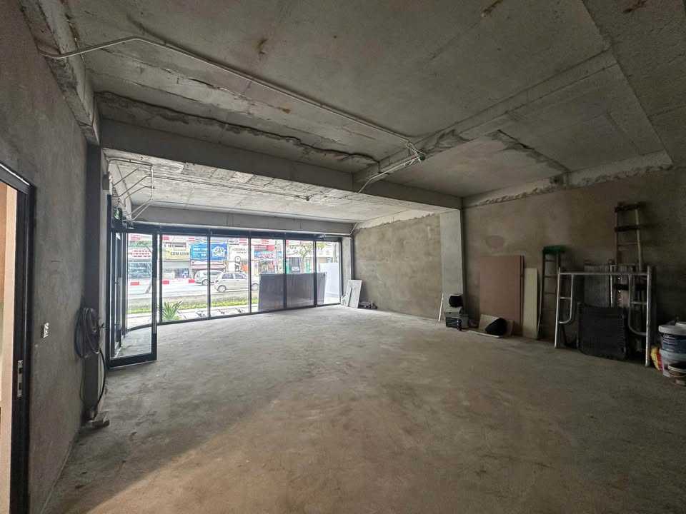 Cho thuê văn phòng mặt phố Hồ Tây 150m² giá chỉ 100 triệu - Tòa nhà hiện đại với thang máy