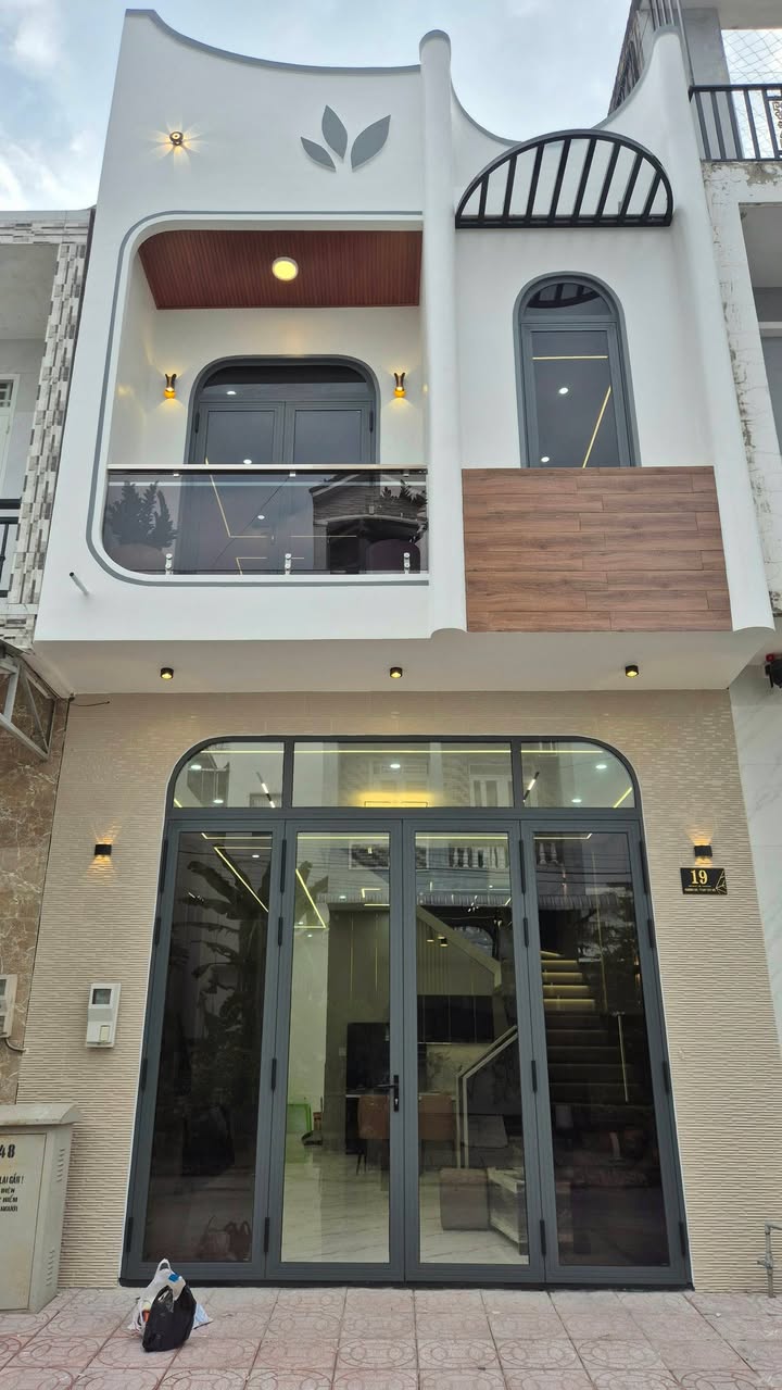 Nhà phố hiện đại 2 tầng Khu Trung Tâm Văn Hoá Tây Đô 65m² giá 4 tỷ - Đầy đủ nội thất cao cấp!