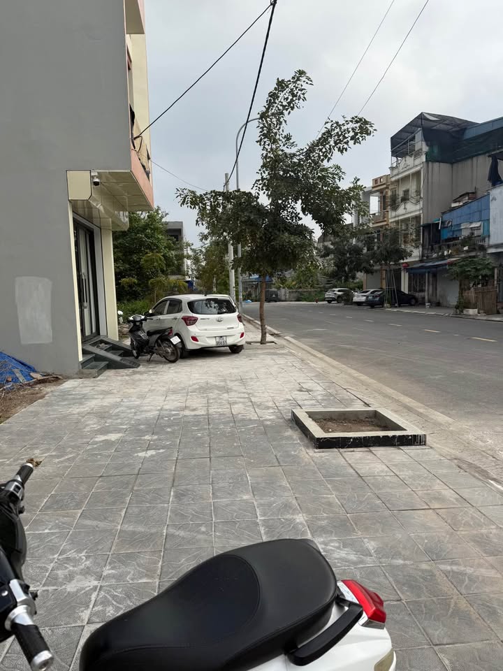 Đất mặt đường Trần Quốc Hoàn, 72m² giá 3.8 tỷ - Đường rộng, vỉa hè thoáng