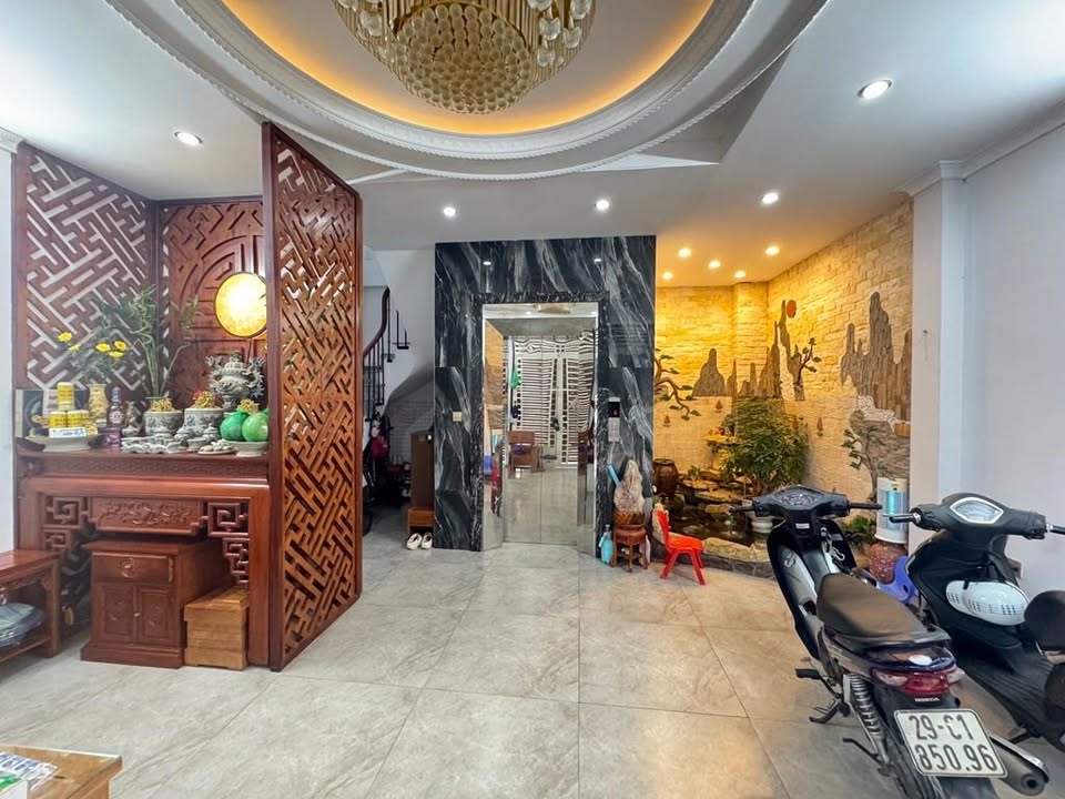 Nhà phố Bồ Đề, 40m², giá 11 tỷ - Mặt tiền siêu đẹp, thang máy hiện đại!