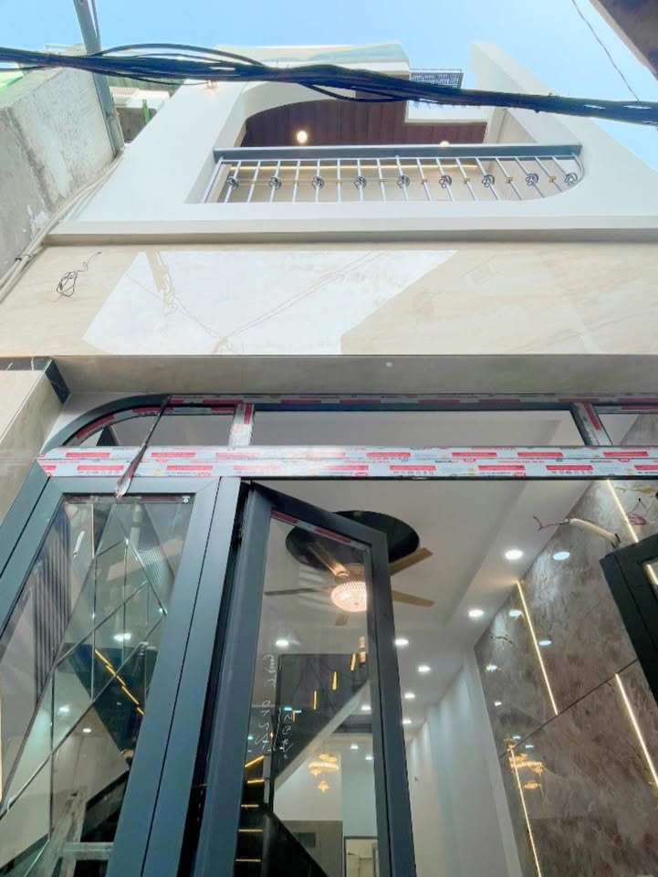 Nhà đẹp 3 tầng Hoàng Diệu Quận 4 31.7m² giá 5.199 tỷ - Vị trí đắc địa, an ninh tốt!