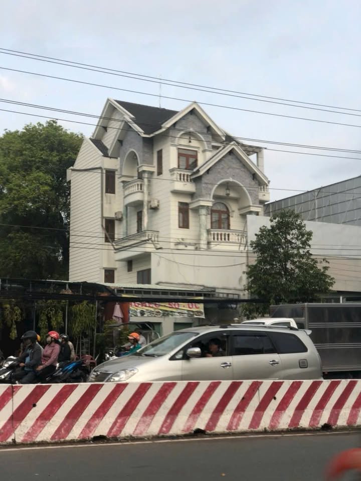 Biệt thự sang trọng Đại Lộ Bình Dương, 240m² giá chỉ 17 tỷ - Sẵn sàng vào ở!