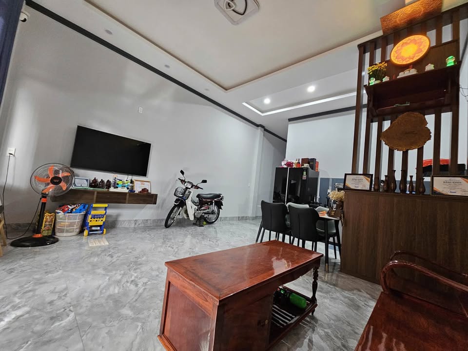 Nhà hẻm Y Niksor, Buôn Ma Thuột 100m² giá 3.5 tỷ - Kiến trúc hiện đại, sẵn sàng vào ở!