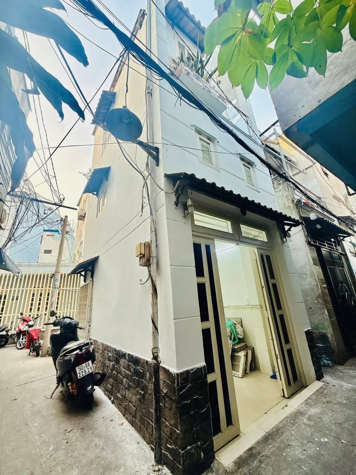 Nhà phố Quận 4 - 17m² giá 2.85 tỷ - Vị trí đắc địa không lo quy hoạch!