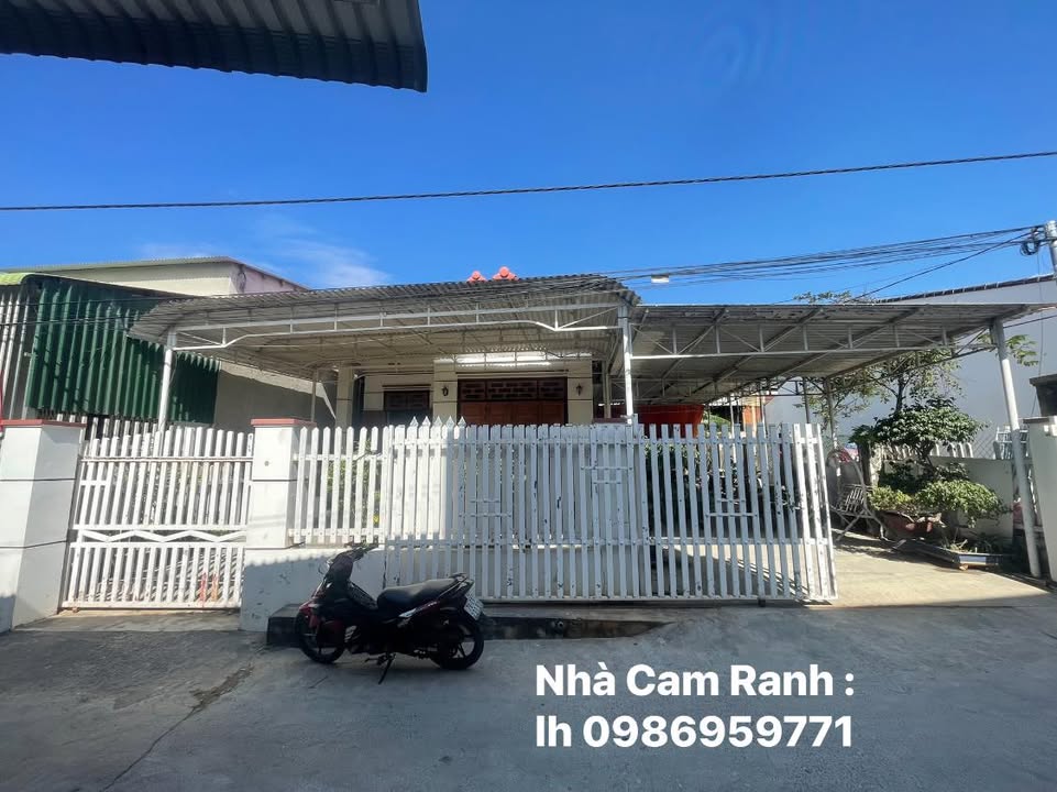 Nhà Mái Thái đường bê tông xe hơi Hoàng Văn Thụ, Cam Ranh 259m² - Giá đầu tư chỉ 4.6 tỷ!