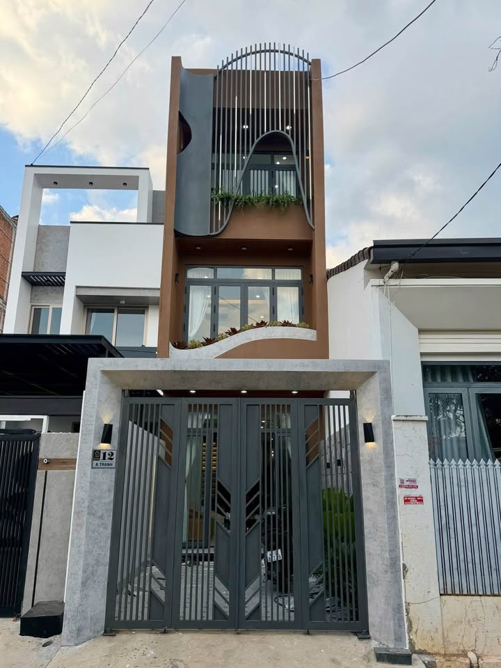 Nhà 2 mê mặt tiền A Tranh 180m² giá 5.25 tỷ - Thiết kế hiện đại, sẵn sàng vào ở!