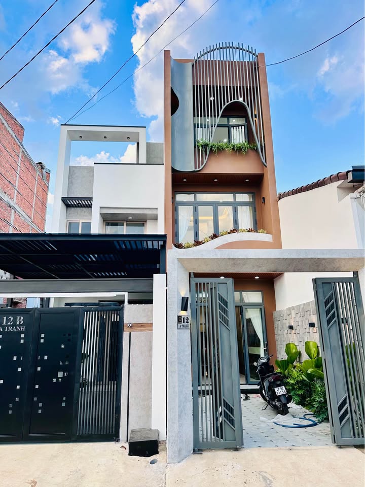 Nhà 2 mê mặt tiền A Tranh 180m² giá 5.25 tỷ - Thiết kế hiện đại, sân ô tô rộng!