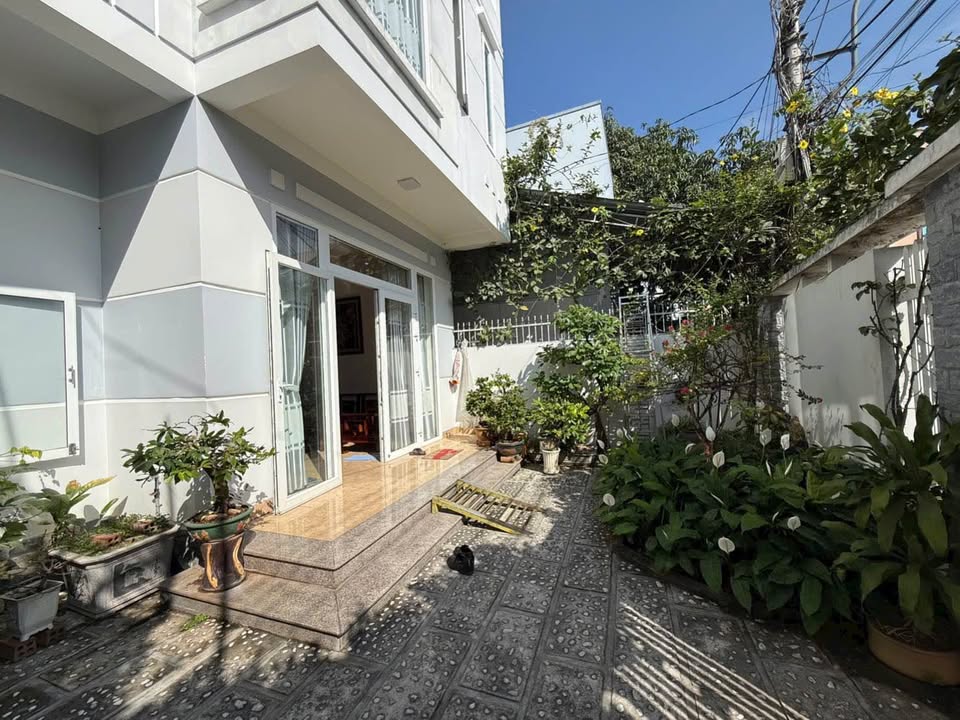 Nhà 2 tầng 1 tum hẻm Phú Đức 213.1m² giá 9.7 tỷ - Ô tô vào tận nhà!