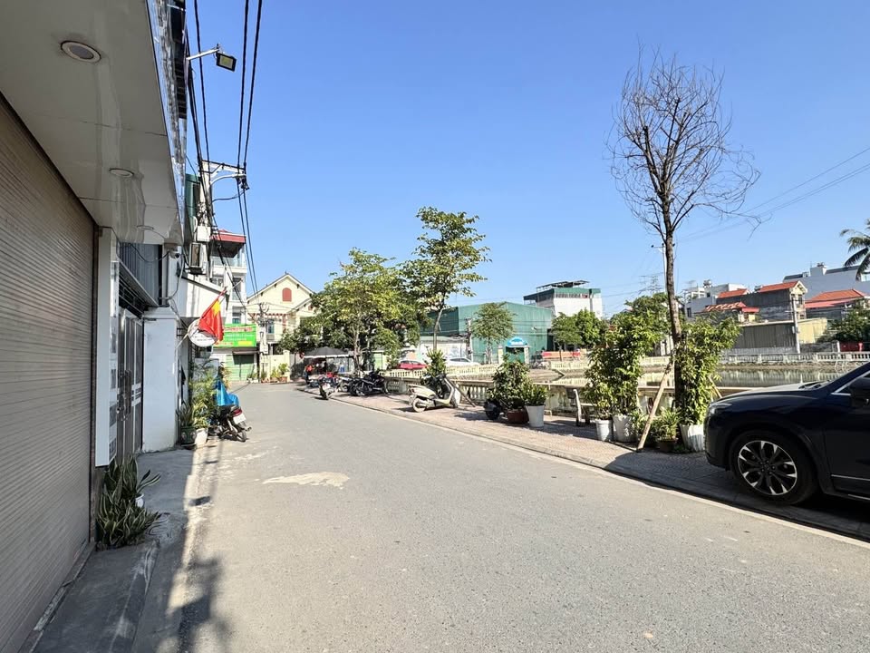 Nhà 4 tầng tại phố Ninh Hiệp 50m² giá 12 tỷ - Đang cho thuê kinh doanh quần áo!