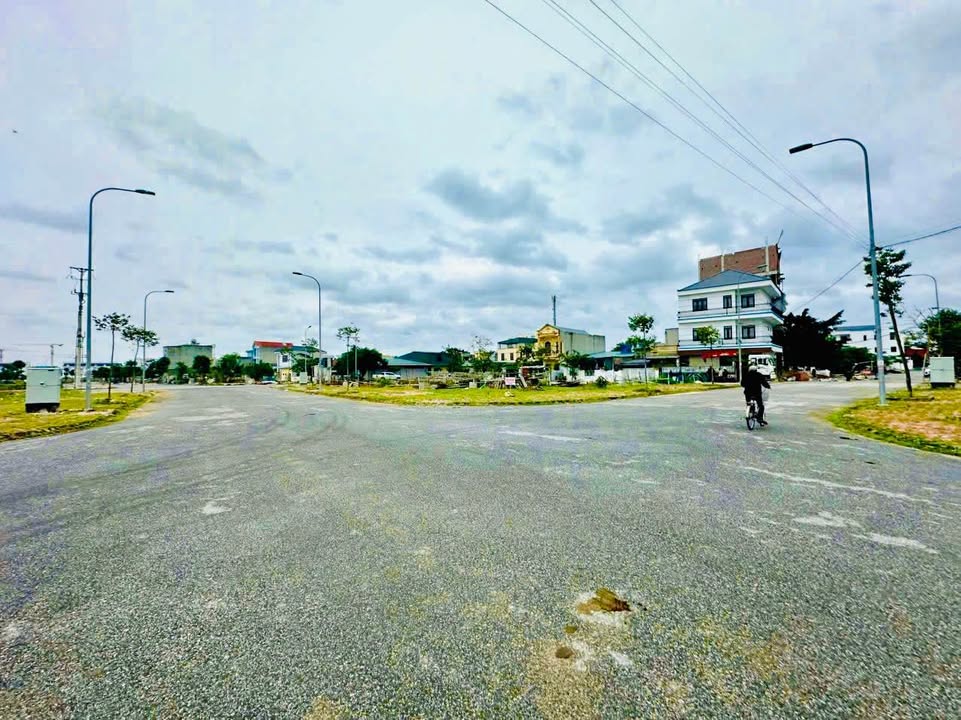 Lô đất đẹp MB Hồ Sen, Quảng Thành, 96m² - Vị trí trung tâm, giá chỉ 3 tỷ!