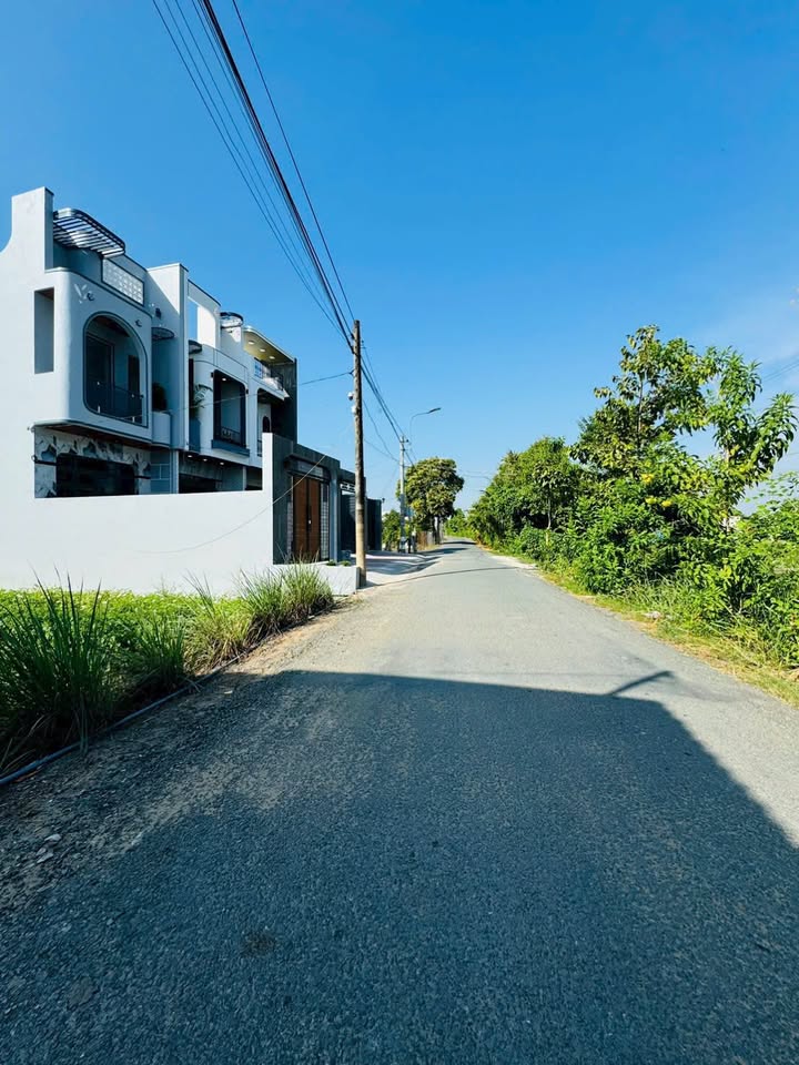 Nhà 1 lầu mặt tiền đường nhựa Long Khánh, 120m² giá 3.05 tỷ - Sẵn sàng vào ở ngay!