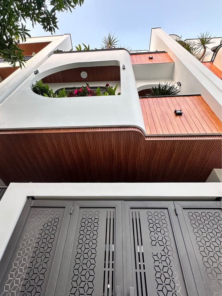 Nhà 3 tầng mặt tiền Hòa Minh, Đà Nẵng 197m² - Gần biển, sẵn sàng vào ở!