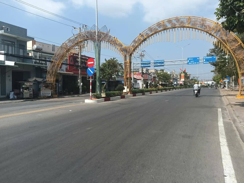 Đất và nhà sân vườn Phường La Gi 856m² giá 9.2 tỷ - Kinh doanh sầm uất ngay chợ Tân Thiện!