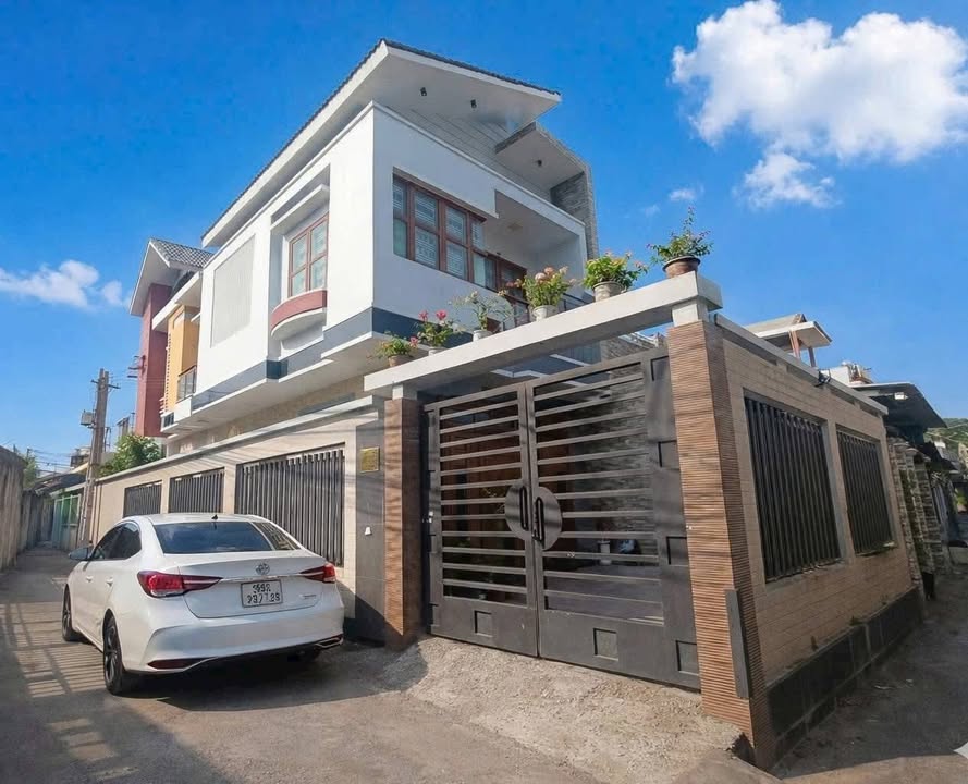 Nhà mới 2 mặt tiền hẻm xe hơi, Biên Hòa 124m² giá 6.8 tỷ - Dọn vào ở ngay!