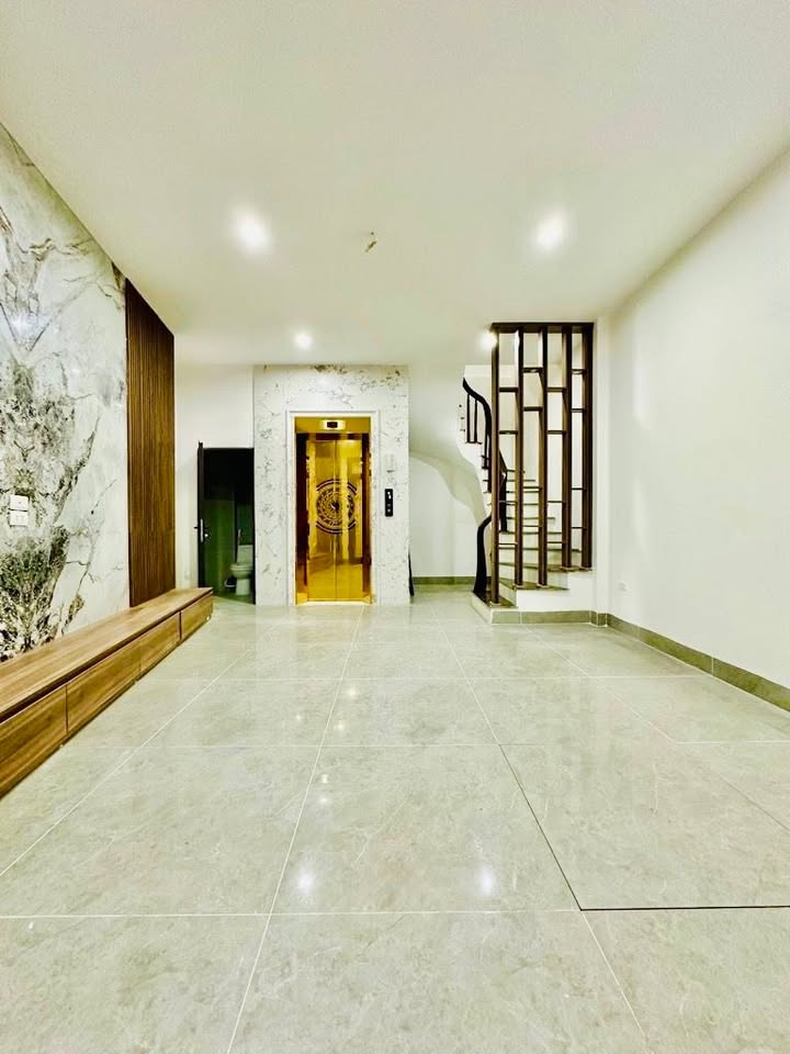 Nhà lô góc Trần Khát Chân 40m² giá 12.95 tỷ - Thang máy tiện nghi