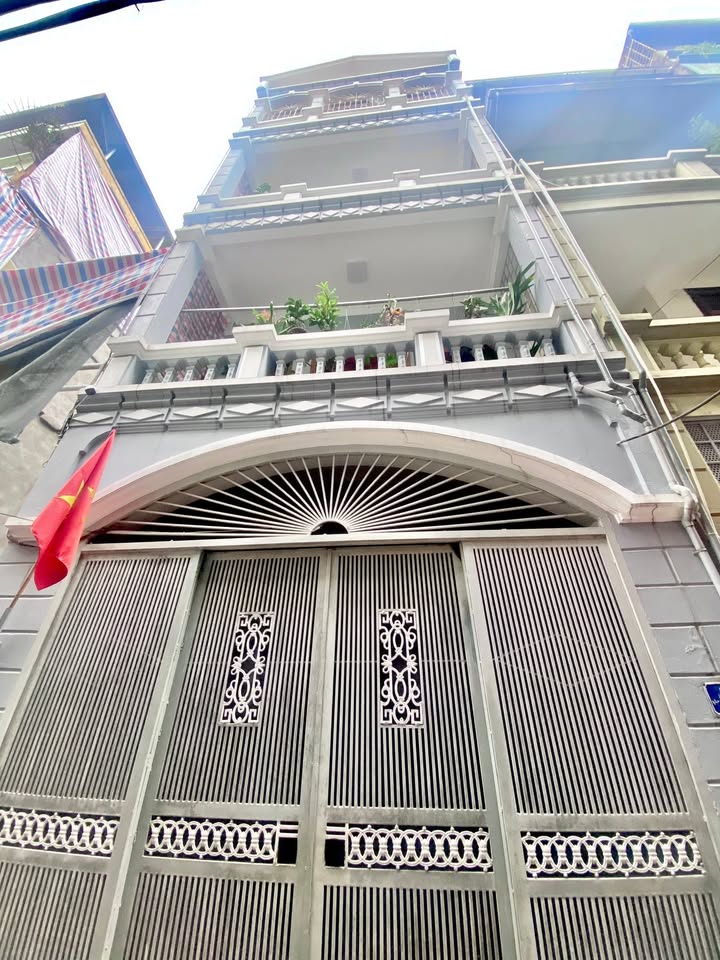 Nhà riêng Cầu Giấy 60m² giá thỏa thuận - Ô tô vào nhà, an ninh tốt!