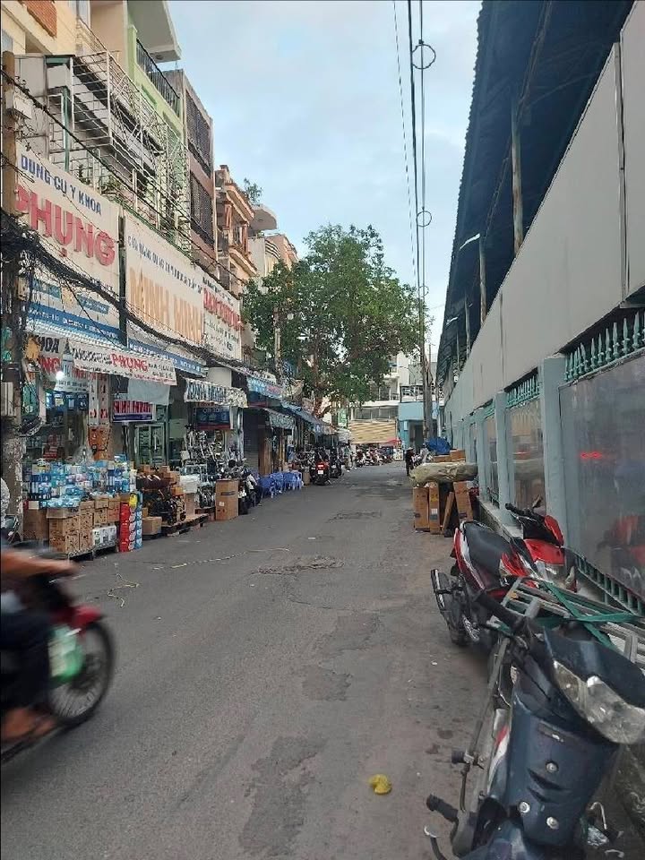 Nhà mặt tiền Nguyễn Giản Thanh, Quận 10, 51m² giá 12 tỷ - Kinh doanh thuận lợi!