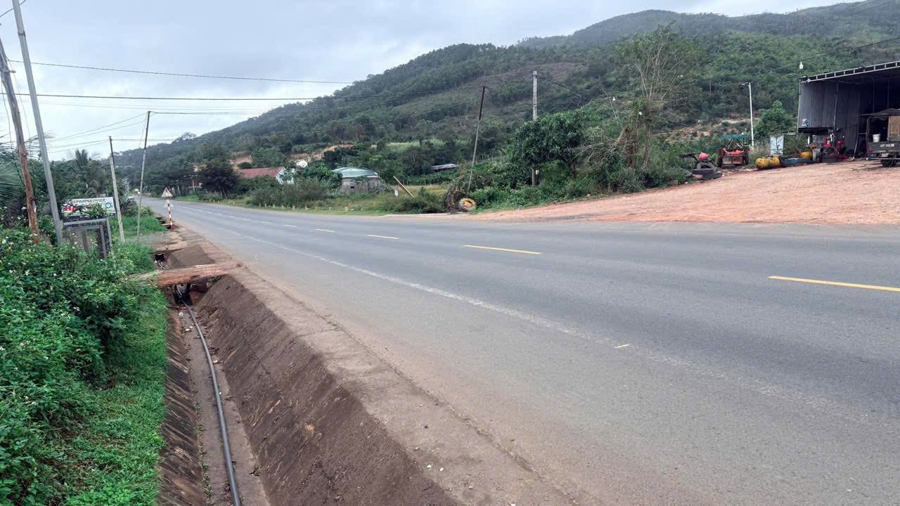 Đất thổ cư mặt tiền QL 14, xã Ea Ral, 200m² giá 1.2 tỷ - Cơ hội đầu tư hấp dẫn!