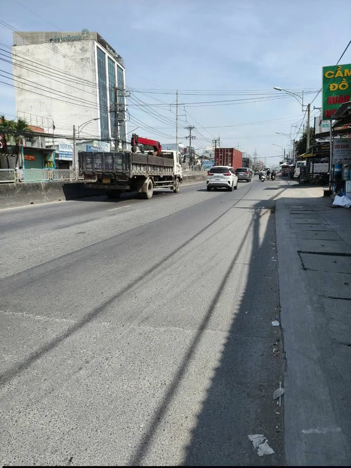 Nhà mặt tiền đường Nguyễn Văn Tuôi, Thị Trấn Bến Lức, 124m² giá chỉ 4.6 tỷ - Cơ hội kinh doanh hấp dẫn!