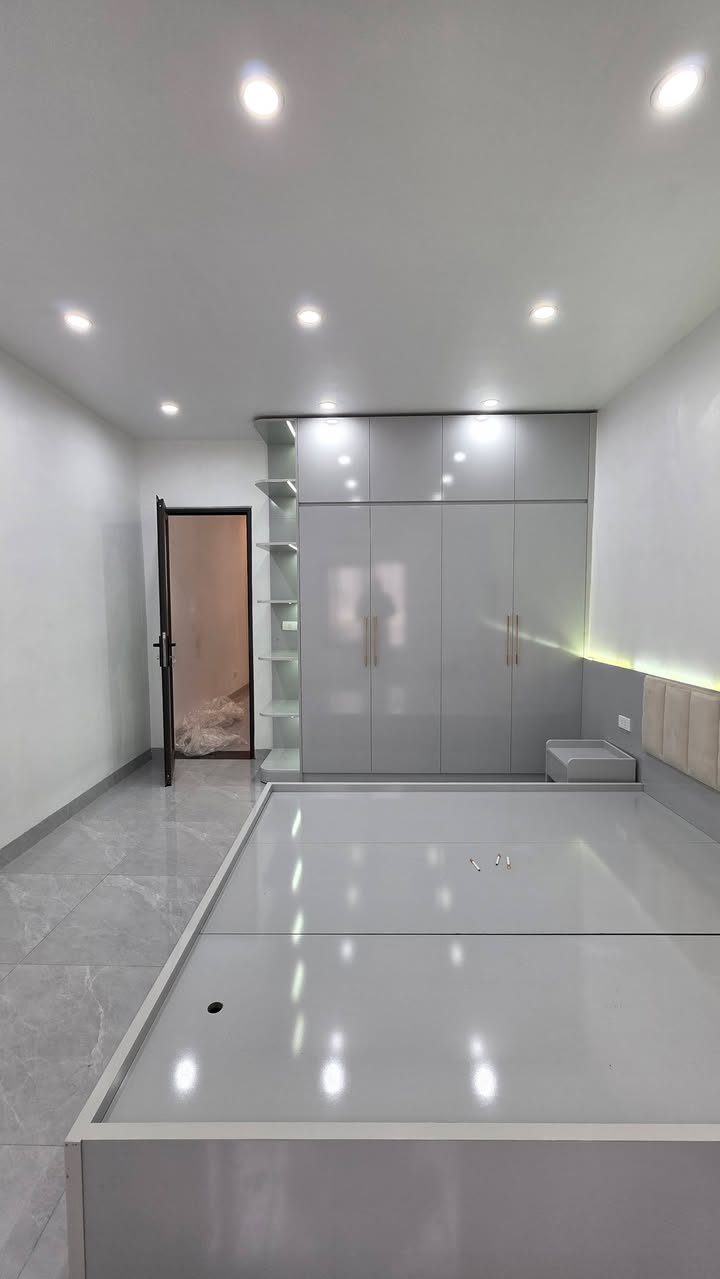 Căn hộ tập thể phố Lạc Trung 130m² giá 5.5 tỷ - Nội thất mới, đẹp