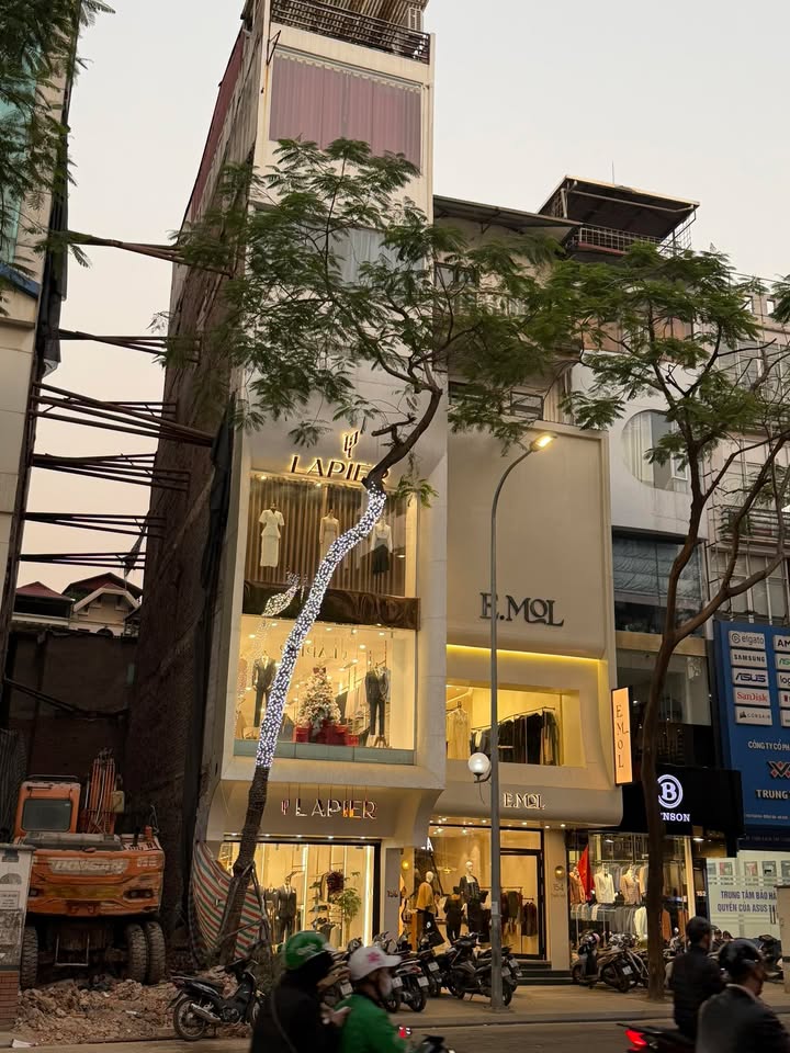 Cho thuê mặt phố Phố Huế 360m² giá 108 triệu/tháng - Vị trí đắc địa cho kinh doanh