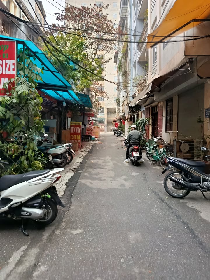 Nhà phố Trần Quốc Hoàn, Cầu Giấy 43m² giá 20.5 tỷ - Vị trí vàng kinh doanh!