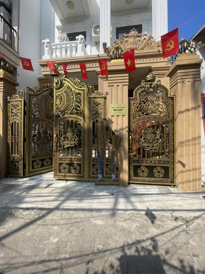 Nhà mặt phố Việt Hưng Long Biên 100m² giá 23.5 tỷ - Đầu tư sinh lời ngay!