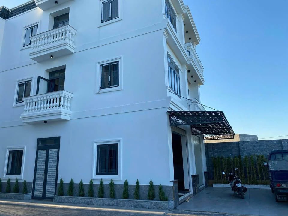 Bán gấp Townhouse Hoàng Phan Thái, Bến Lức, 166.9m², giá 4.9 tỷ - Sổ hồng riêng!