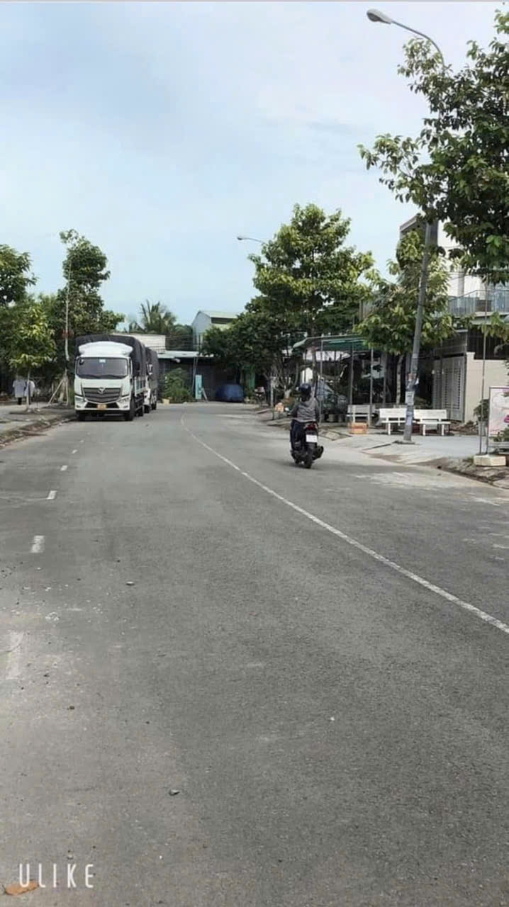 Cho thuê nhà khu dân cư Bình Nhựt, gần chợ Bà Bộ, 5 phòng ngủ, giá 9 triệu