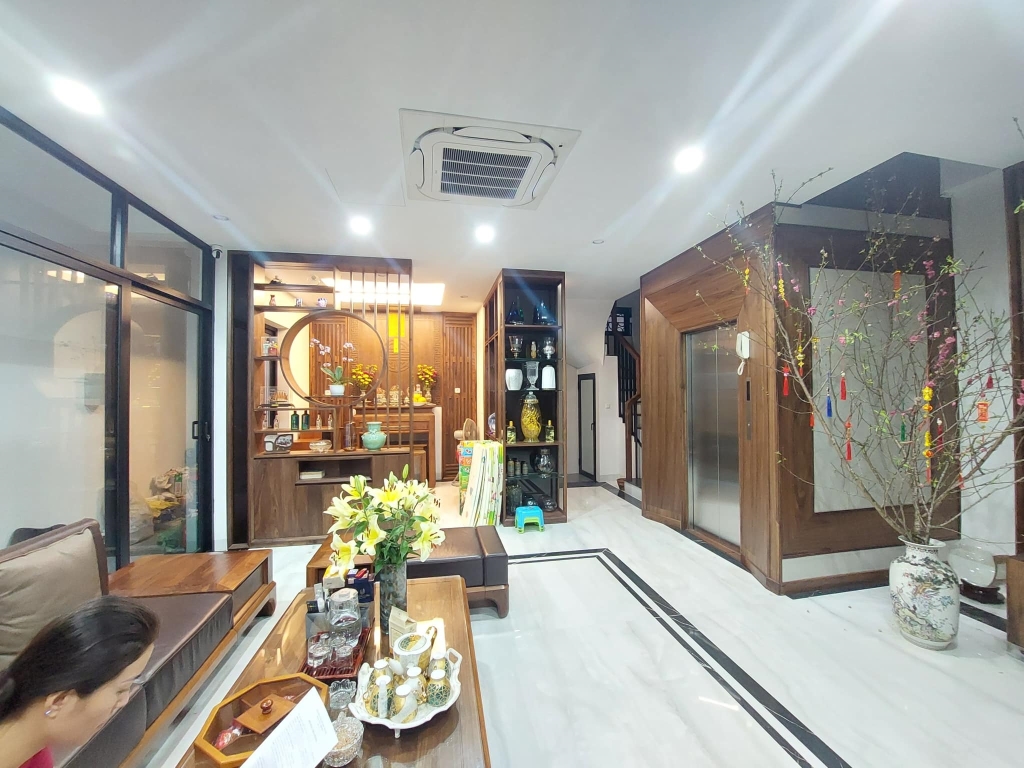 Bán nhà phố Vệ Hồ, quận Tây Hồ, 98m², giá 50 tỷ - Vị trí đắc địa cho thuê tốt!