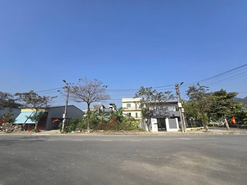 Đất nền tại Cam Đường - 100m² giá 1.83 tỷ - Vị trí đắc địa gần chợ và trường học!