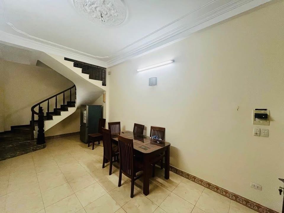 Nhà lô góc Định Công 35m² giá 6.2 tỷ - Gần ô tô, thoáng sáng!