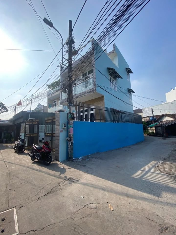 Nhà 3 mặt tiền Hóc Môn 255m² giá 7.5 tỷ - Sẵn sàng vào ở ngay!