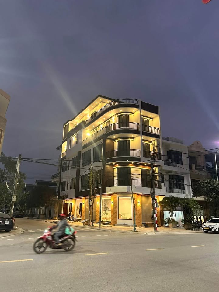 Nhà nguyên căn 5 tầng Phường Phù Vân 117 Hoàng Văn Thụ - Thang máy, thoáng mát