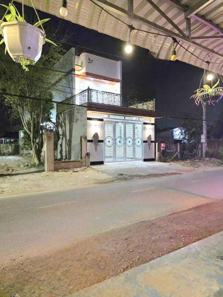 Nhà lầu đúc mặt tiền đường lớn Tây Ninh 120m² giá 3.05 tỷ - Kinh doanh nhộn nhịp!